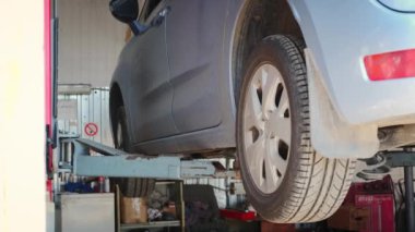 Servis garajı. Araba asansöründeki araba kontrol ve onarım için kaldırıldı.