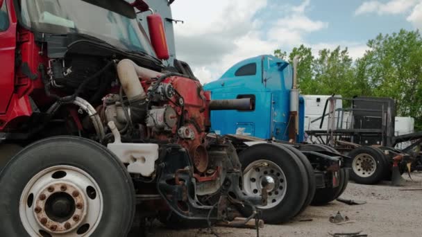 Beaucoup de vieux camion cassé dans une cour de ferraille près de la ville. Déplacer caméra — Video