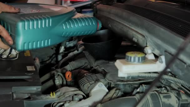 Close-up fusie van giet olie in de motor in onderhoud auto garage — Stockvideo