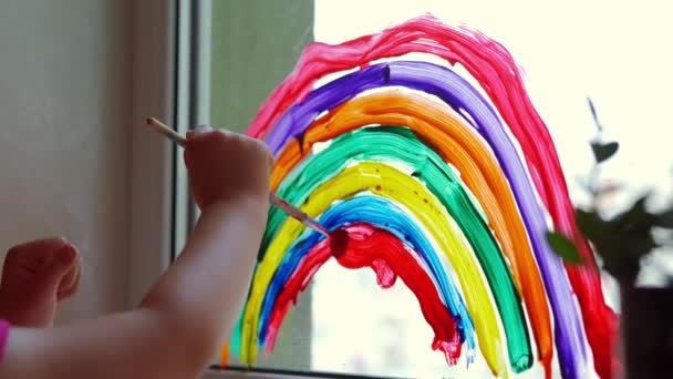 Painting rainbow at home window. Stay at home Social media campaign for coronavirus prevention, on sunny day Close up futage — Video Stock