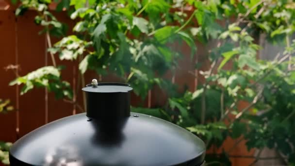 Close-up shot van roken, veel rook uit de verlichte Slow motion — Stockvideo