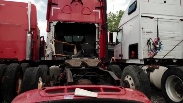 Un viejo camión roto en un depósito de chatarra cerca de la ciudad. Mover cámara — Vídeos de Stock