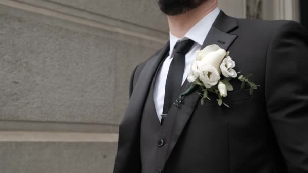 Közelkép a stílusos srácok kabát és esküvői boutonniere — Stock videók