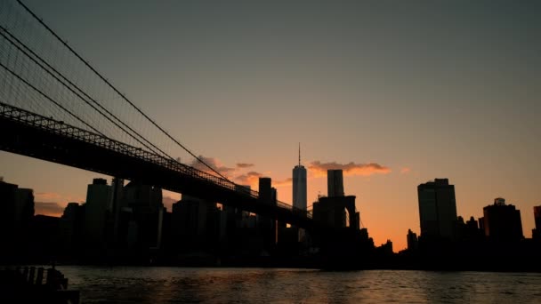 Bred utsikt över Brooklyn Bridge i New York vid solnedgången — Stockvideo