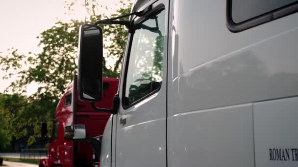 Vista da vicino dei camion cabina bianchi stand nel parcheggio. — Video Stock