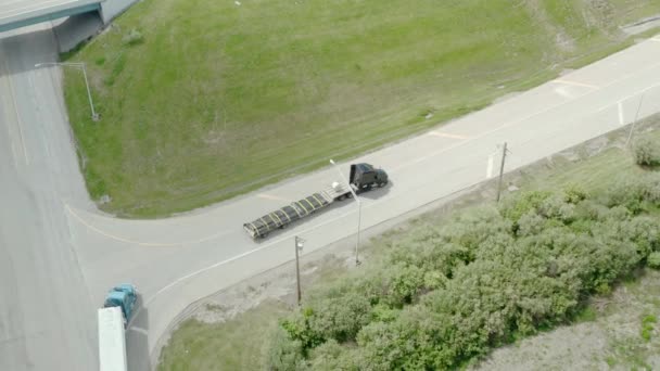 回転する道路上のトラックの乗り物の空中ドローンビュー. — ストック動画