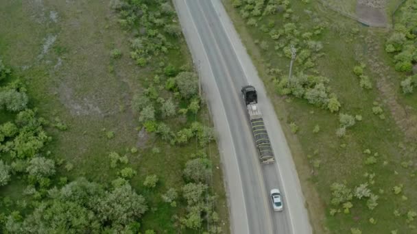 Widok drona z lotu ptaka Truck jazdy na drodze, która skręca. Widok z góry — Wideo stockowe