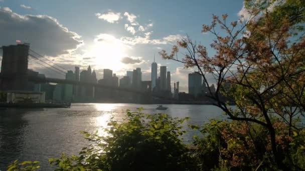 Széles kilátás nyílik a Brooklyn hídra New Yorkban naplementekor. Mozgó kamera — Stock videók