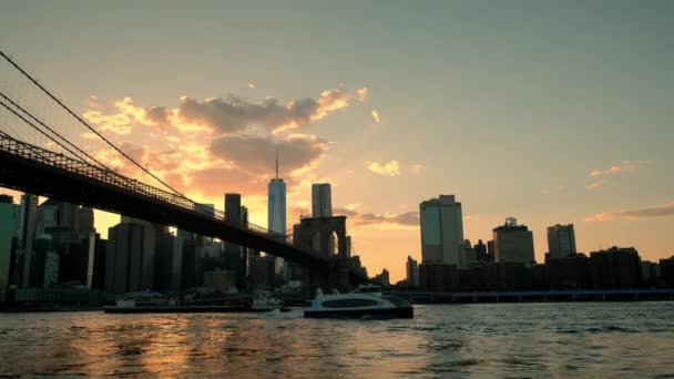 Weitwinkelaufnahme der Brooklyn Bridge in New York bei Sonnenuntergang. — Stockvideo