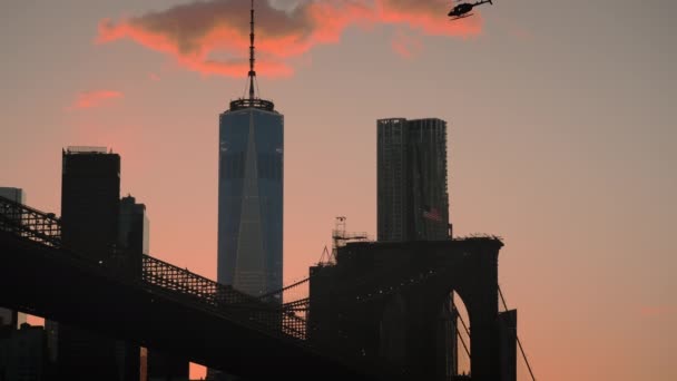 Siluet άποψη στοιχεία της γέφυρας του Μπρούκλιν στη Νέα Υόρκη κατά το ηλιοβασίλεμα. ΗΠΑ — Αρχείο Βίντεο