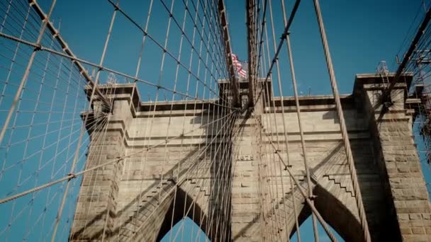 Establishing shot of a Brooklyn bridge in New York, USA. — ストック動画