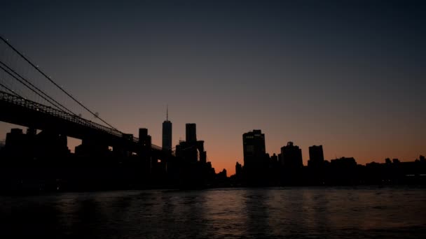 Wide futage of Brooklyn Bridge in New York at sunset — Vídeos de Stock