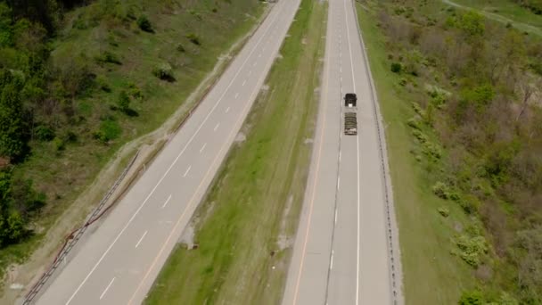 Aerial drone shot of Truck jazdy na drodze, która skręca. — Wideo stockowe