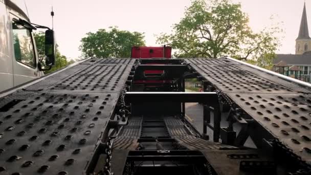 Грузовики с автовозом стоят на парковке. Реальный выстрел Стоковое Видео