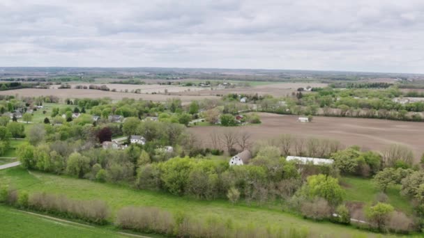 Aerial drone. View of American suburb. Establishing shot of neighborhood. Real estate futage — Stockvideo