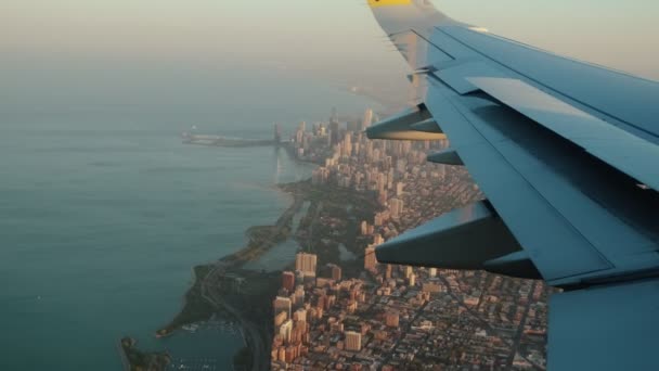 Flyger till Chicago. flygning med detalj av plan med förorter i Chicago nedan. — Stockvideo