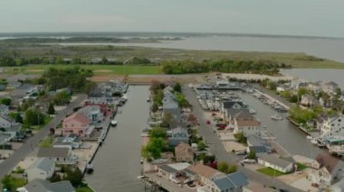 Uzak Toms Nehri manzaralı, nehrin yerel yerleşim birimlerinin insansız hava aracı görüntüsü. USA Geniş açı