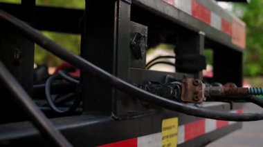 Araba nakliyecisi elementleri park yerinde duruyor.