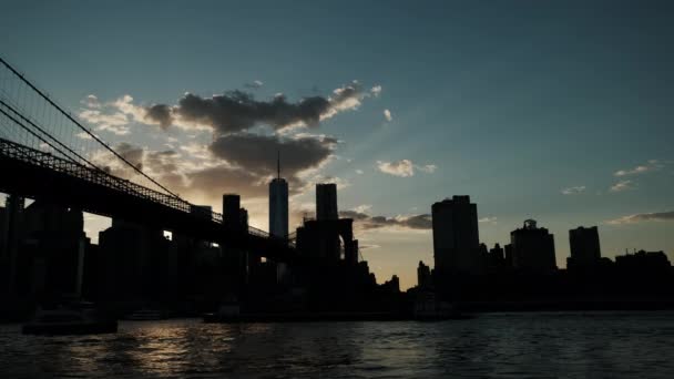 View of Siluet elements of Brooklyn Bridge in New York at sunset. USA — Stock Video