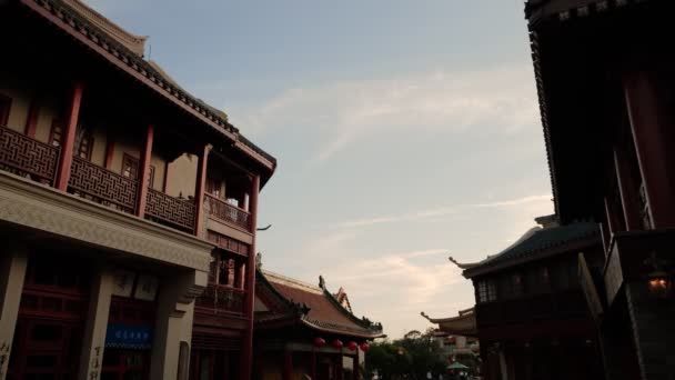 Στοιχεία των κινεζικών παραδοσιακών κτιρίων στο φόντο του ουρανού. Μετακίνηση κάμερας — Αρχείο Βίντεο