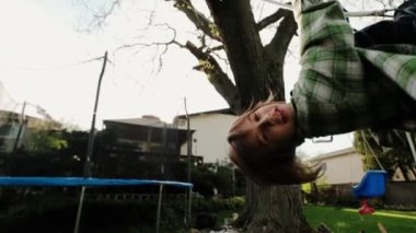 Çocuk parkta zincirli salıncakta eğleniyor. Salıncak Çocuklar dışarıda oynuyor. Geniş görünüm Yavaş çekim