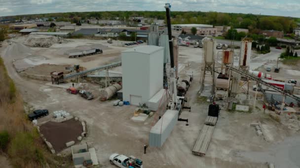 Flygdrönare syn på kranen lossar transportfartyg lastbil på fabriken. Bred futage — Stockvideo