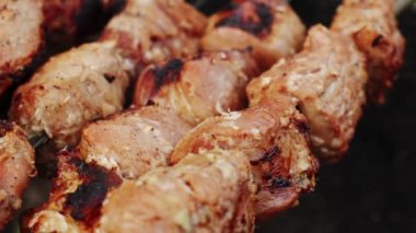Kömürde pişirilmiş ete yakından bak. Izgara şiş kebap.
