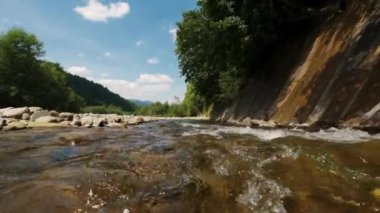 Dağlardaki güçlü nehrin kayalık kıyısı. Geniş açı