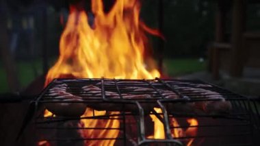 Ağır çekim. Izgara sosis, açık havada ızgara yapmak. Kapat.