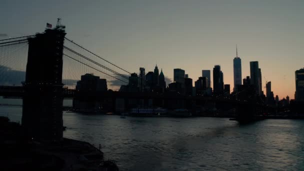 Flygdrönare View of Siluet element av Brooklyn Bridge i New York vid solnedgången. Förenta staterna — Stockvideo