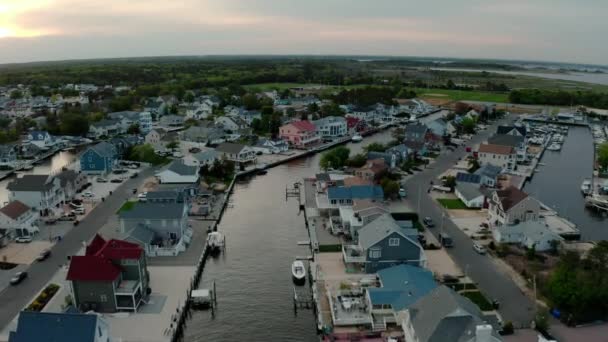 Luftdrohne. Lokale Wohnvorstadt des Flusses im Blick auf den weit entfernten Fluss Toms. USA, weite Zukunft — Stockvideo