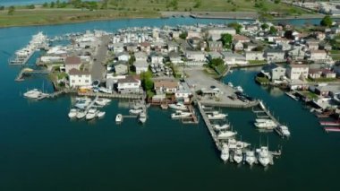 - Hava aracı. Nehrin uzak Long Beach manzaralı lokal banliyösü. ABD, Geniş Gelecek