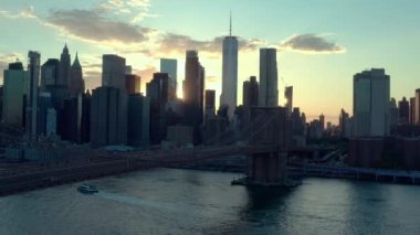 Günbatımında New York 'ta Brooklyn Köprüsü' nün hava aracı görüntüsü. ABD