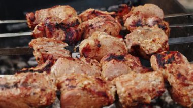 Kapatın. Kömür pişirilmiş et. Izgara şiş kebap.