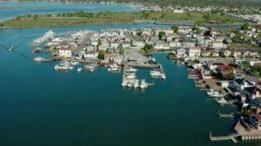  Geniş vadeli hava aracı. Nehrin uzak Long Beach manzaralı lokal banliyösü. ABD ,