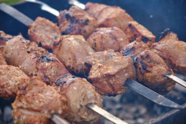 Kömürde pişirilmiş ete yakından bak. Izgara şiş kebap.