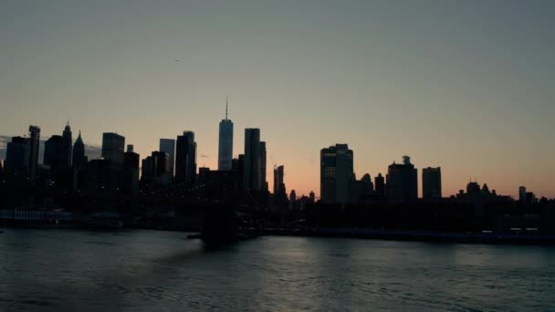 Široký letecký dron Pohled na siluetové prvky Brooklynského mostu v New Yorku při západu slunce. USA — Stock video