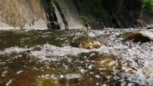Skalisty brzeg silnej rzeki w górach. Zbliżenie strzału — Wideo stockowe