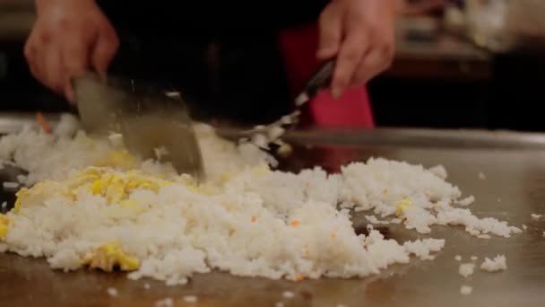 Chef japonés cocinando verduras fritas en plato caliente. Cámara lenta Vista de cerca — Vídeos de Stock