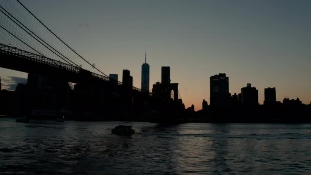 Luftaufnahme der Siluet-Elemente der Brooklyn Bridge in New York bei Sonnenuntergang. USA — Stockvideo