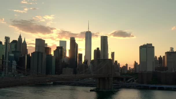 Aerial Wide shot of Siluet elements of Brooklyn Bridge w Nowym Jorku o zachodzie słońca. Stany Zjednoczone — Wideo stockowe