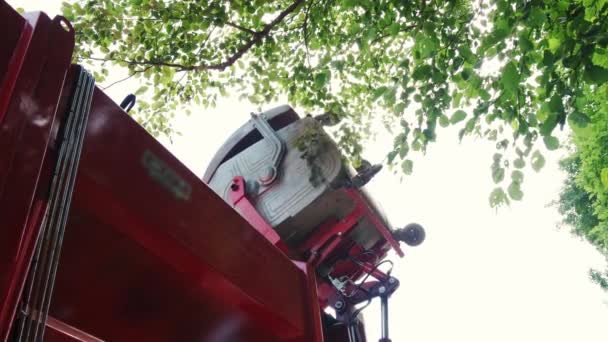 De cerca. Trabajadores municipales recogen basura en camión de basura — Vídeos de Stock