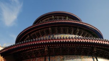 Çin geleneksel binalarının gökyüzü arkaplanındaki elementlerini yakından çek. Kamerayı taşı