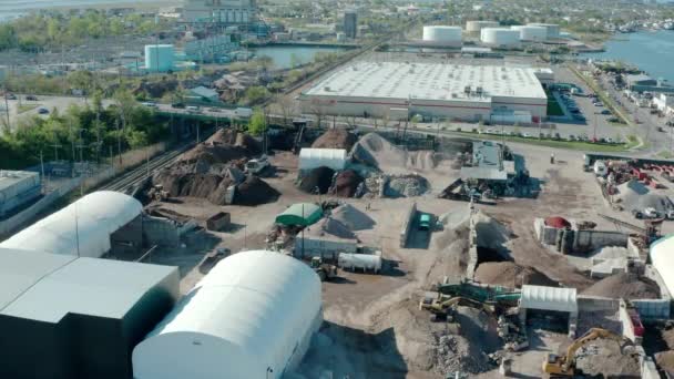 Drone shot van citys industriële zone, hangars, planten en industriële apparatuur. Bouw en productie — Stockvideo