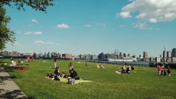 HOBOKEN, - MAJ 28 2021: Rekreation i parken på piren i Hoboken, NJ, USA — Stockvideo