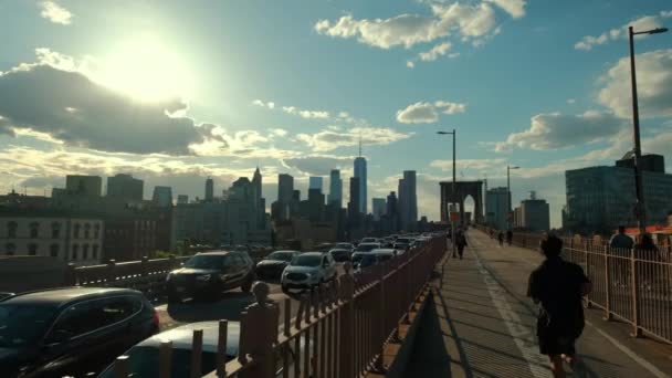 A female jogger on Brooklyn Bridge, New York, with Manhattan behind - slow motion — Stock Video