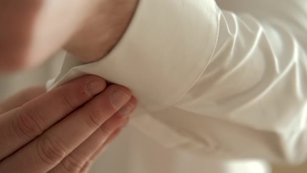 Vista da vicino della camicia bianca del bracciale dello stallone dei bottoni dello sposo — Video Stock