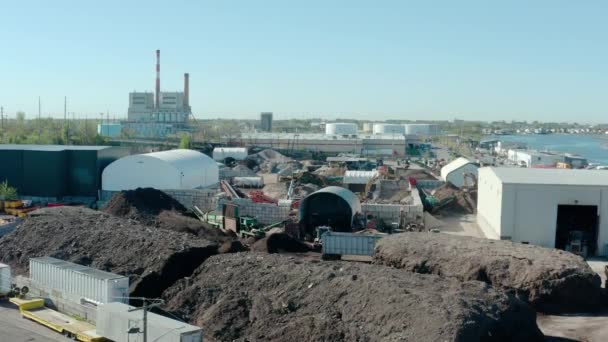 Große Drohnenaufnahmen von Industriegebieten, Hangars, Anlagen und Industrieanlagen der Stadt. Bau und Fertigung — Stockvideo