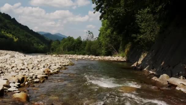 Orilla rocosa del río fuerte en las montañas. Fusión amplia. Vista en cámara lenta — Vídeo de stock