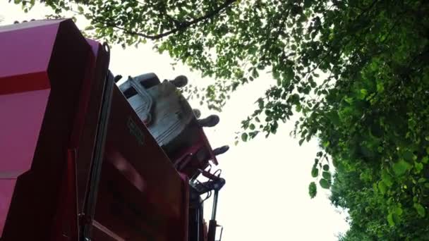 Vue d'ensemble des travailleurs municipaux ramassent les ordures dans un camion à ordures — Video